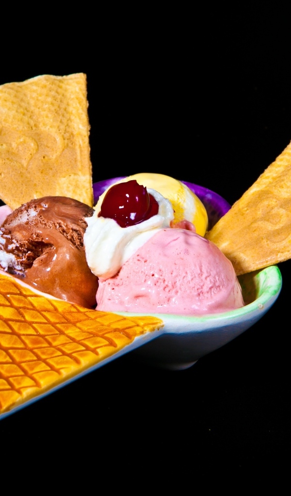 Шарики мороженого на черном фоне