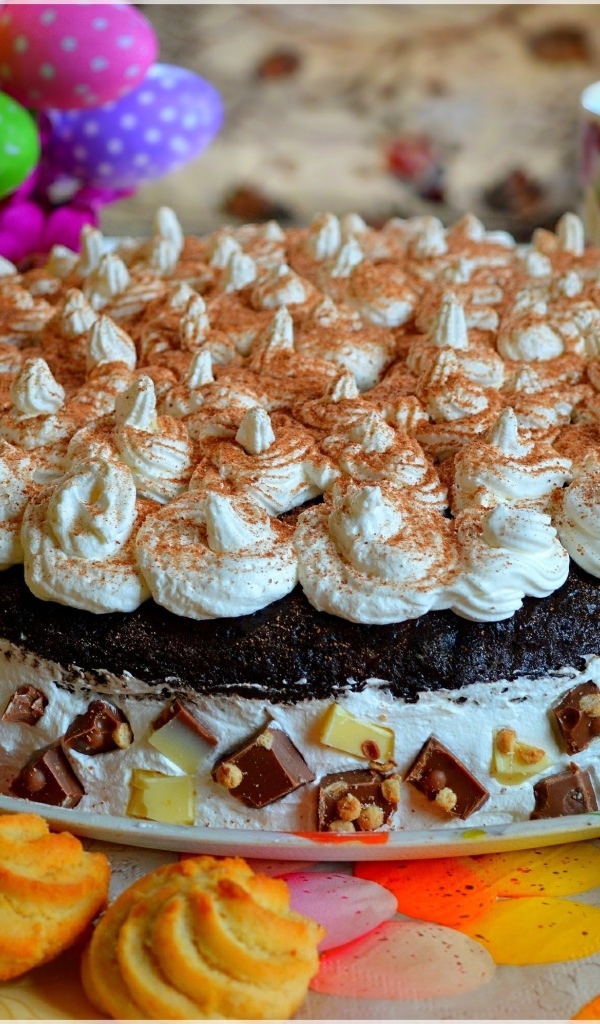 Большой торт со взбитыми сливками