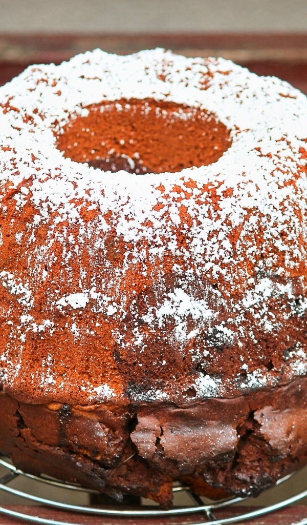 Большой кекс с сахарной пудрой