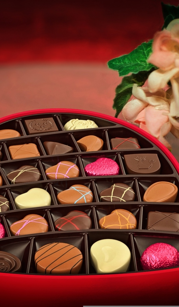 Большая коробка в форме сердца с шоколадными конфетами