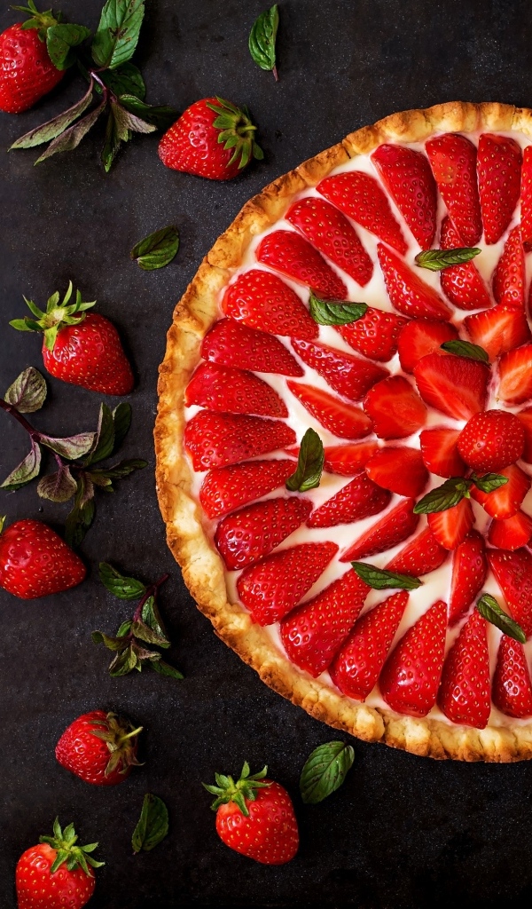 Большой пирог с кремом и ягодами клубники