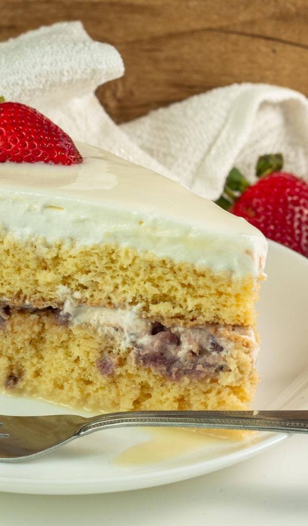 Большой кусок торта с ягодами клубники