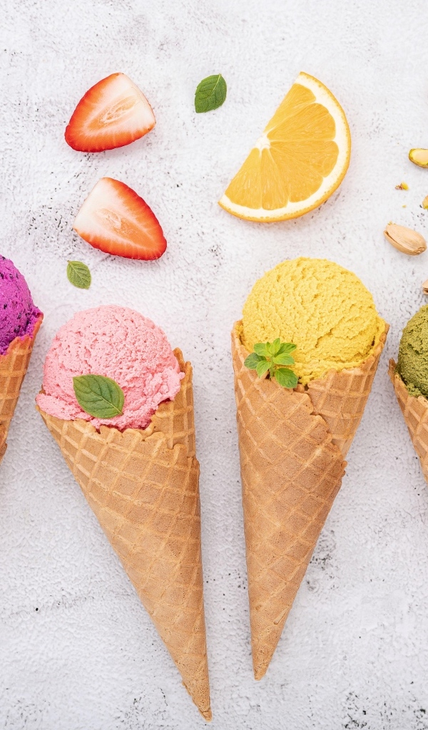 Много мороженого с вафельным рожком