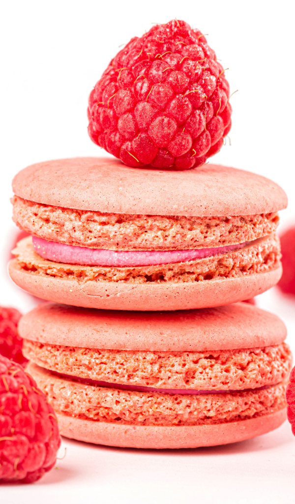 Печенье макарун с малиной на белом фоне