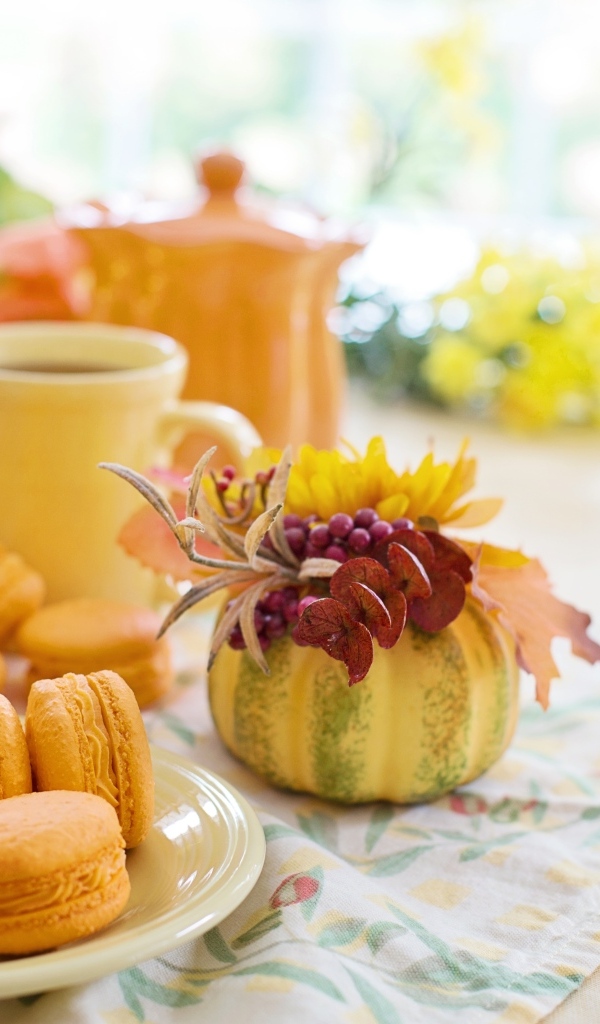 Десерт макарон на столе с чаем