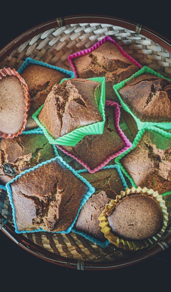 Много кексов в корзине на черном фоне