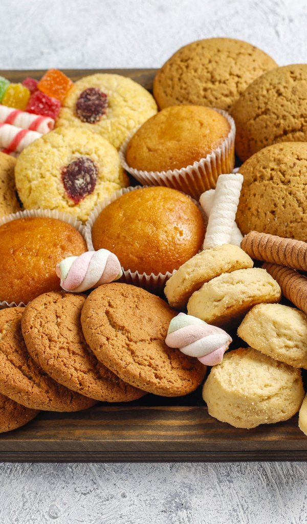 Много вкусного аппетитного печенья на столе