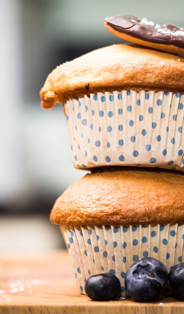 Маффины с ягодами черники на столе