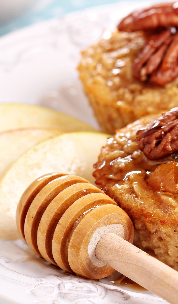 Кексы с медом, орехами и кусочками яблока