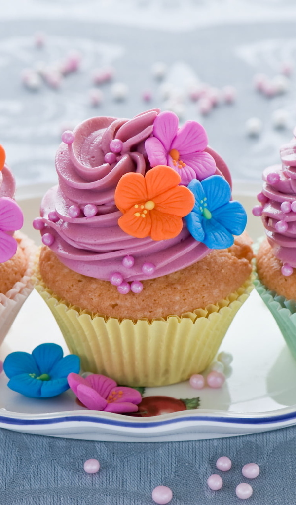 Маффины с розовым кремом и цветами