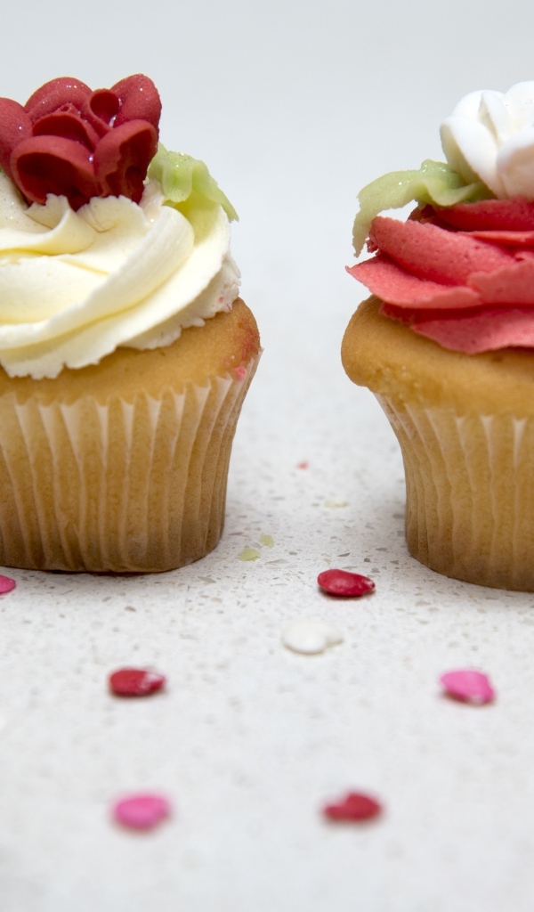 Маффины с красным и белым кремом