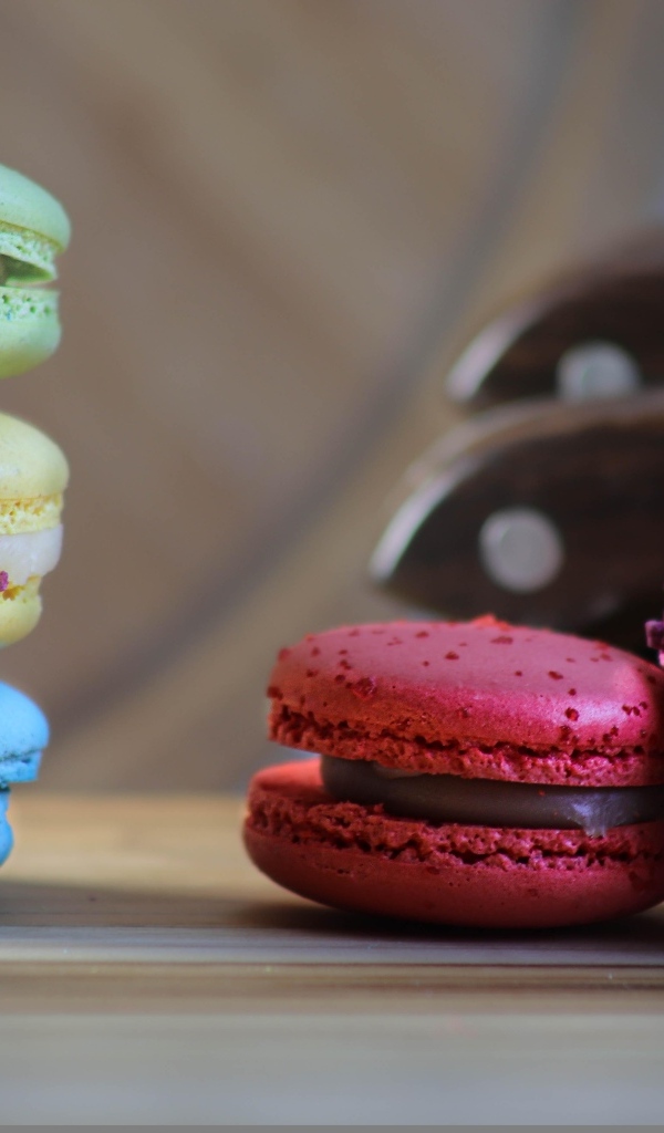 Разноцветный десерт макаронс на столе 