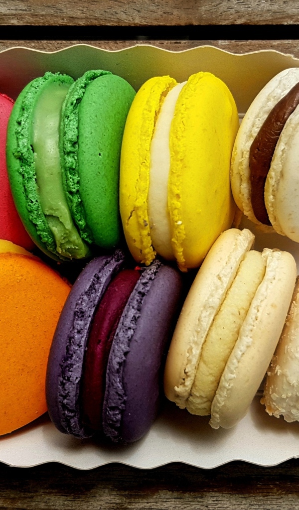 Разноцветное печенье макарун в картонной коробке