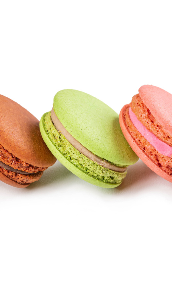 Разноцветный десерт макарун на белом фоне