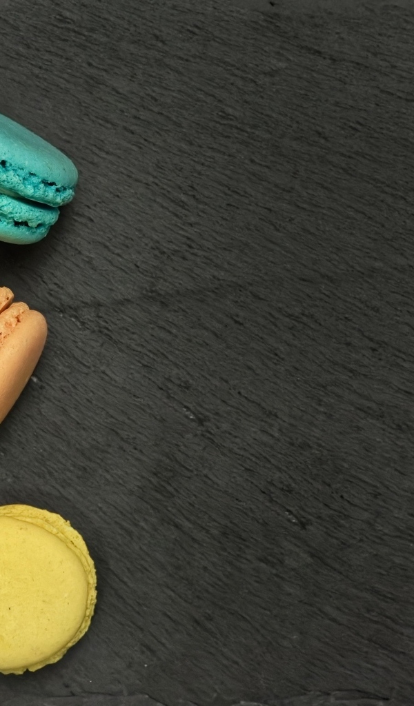 Разноцветный десерт макарон на сером столе