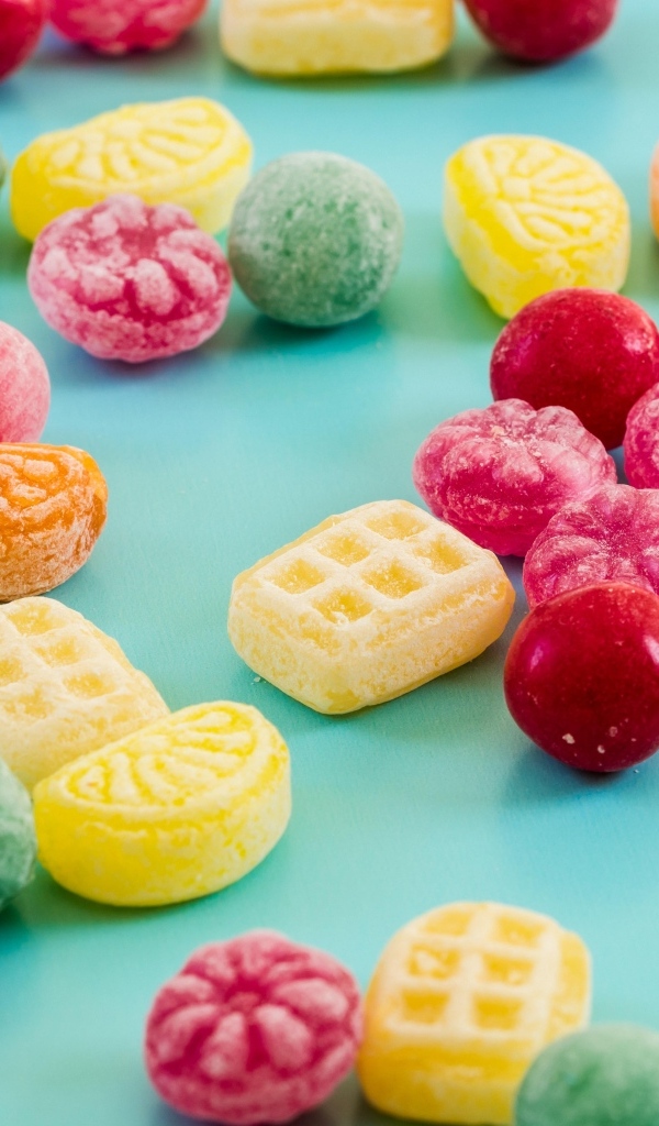 Разноцветные сладкие конфеты на голубом фоне