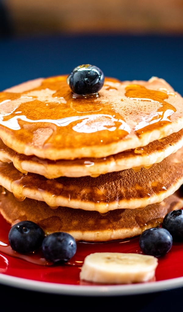Оладьи с медом, бананами и ягодами черники