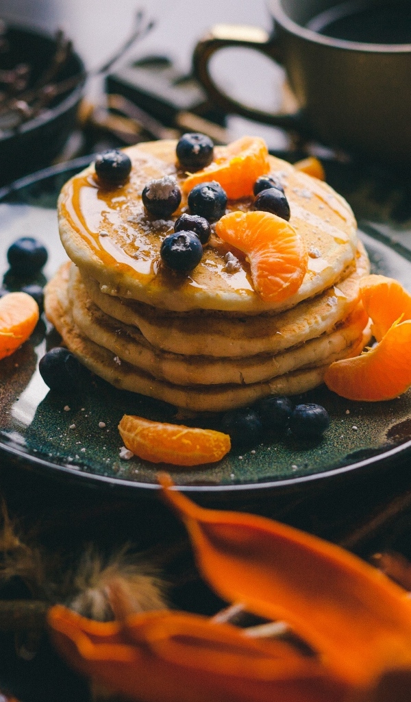 Оладьи с мандарином и ягодами черники