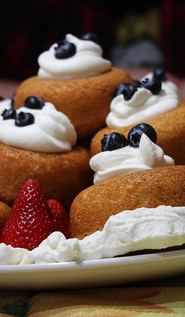 Выпечка с кремом и ягодами клубники и черники