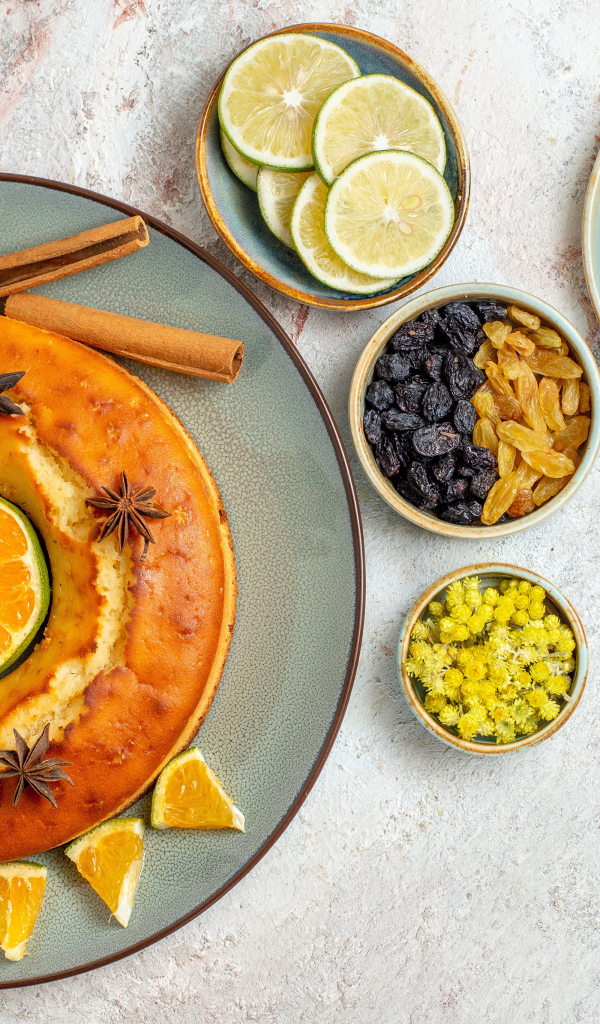 Пирог с лимонным кремом на столе