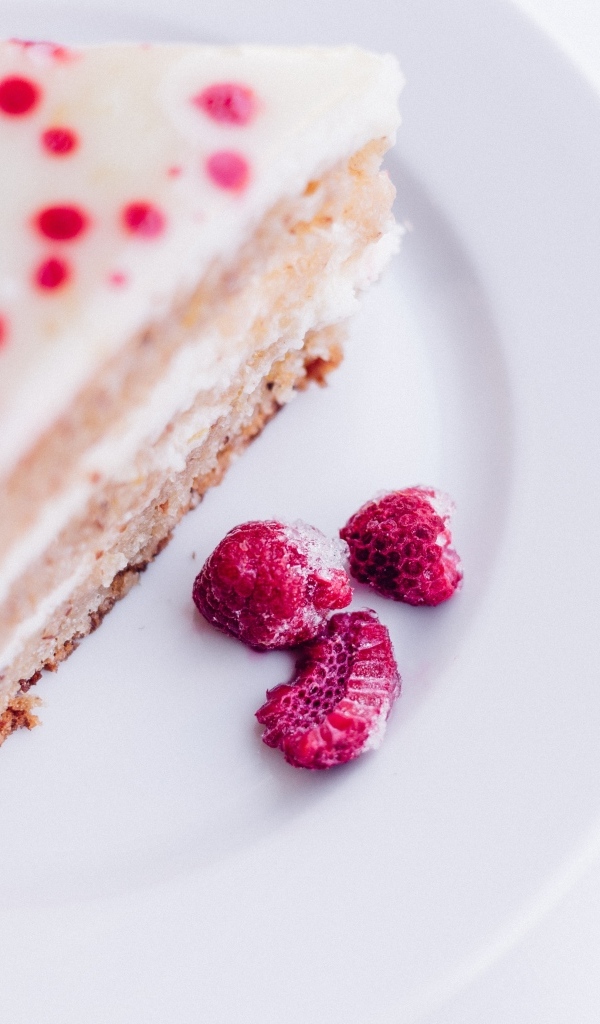 Пирог с ягодами малины на белой тарелке