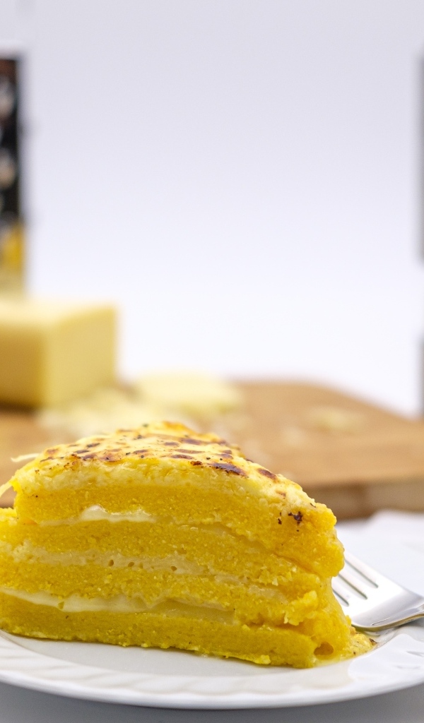 Кусок торта на столе со столовыми приборами