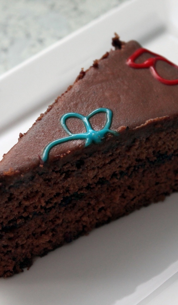 Кусок шоколадного торта на белой тарелке 