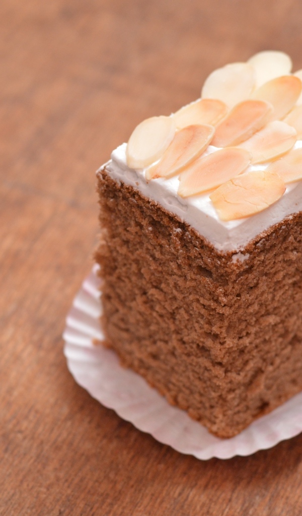 Кусок пирога с кремом и миндальными хлопьями