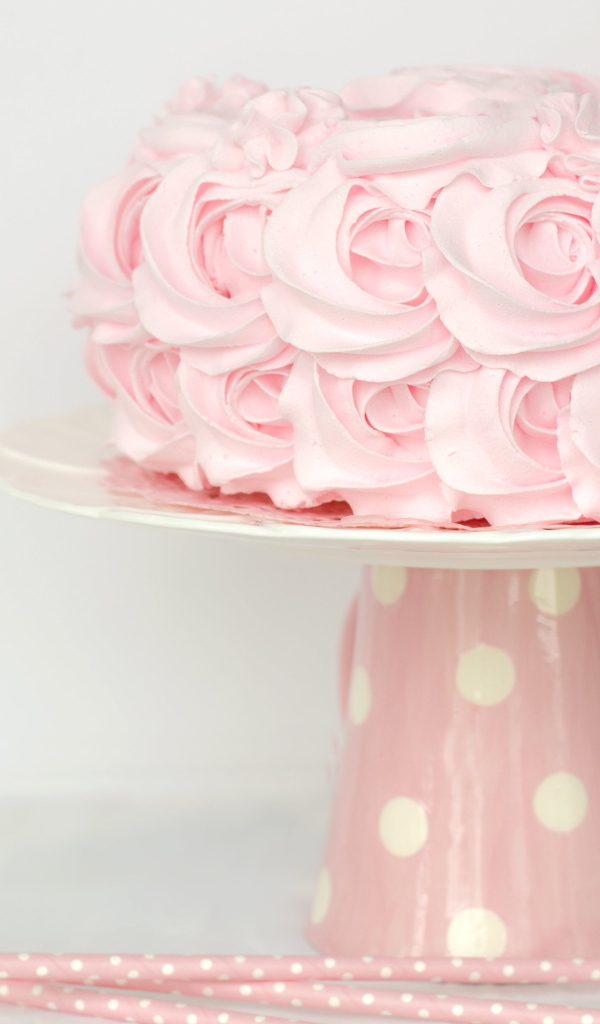 Розовый праздничный торт на столе