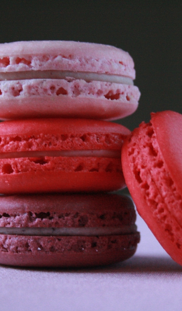 Розовый десерт макарон на столе 