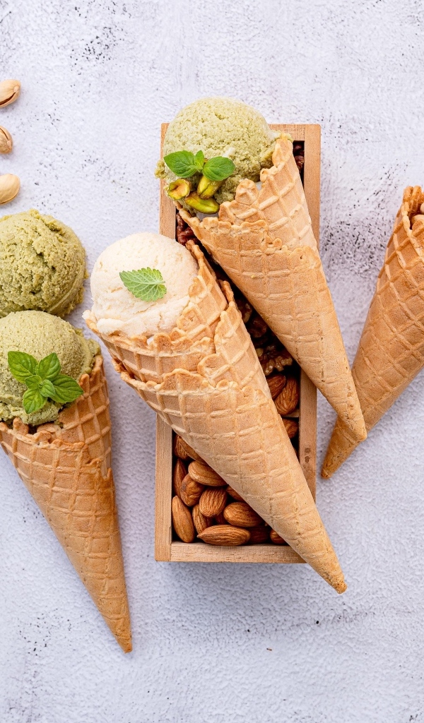 Фисташковое и миндальное мороженое в вафельном рожке
