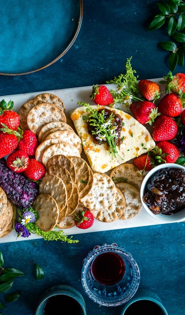 Тарелка с печеньем, сыром и ягодами клубники