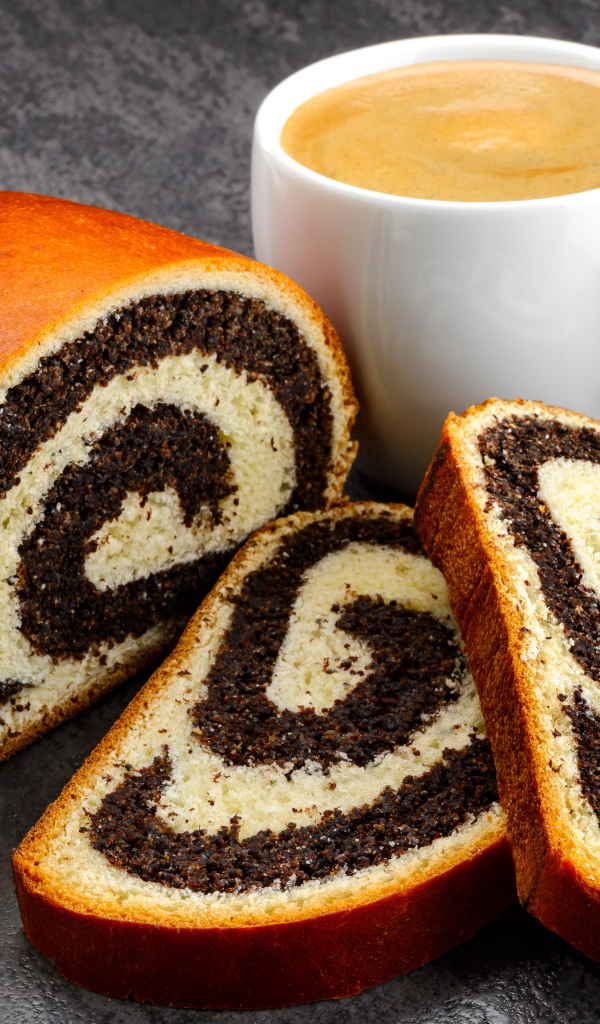 Рулет с маком на столе  с кофе