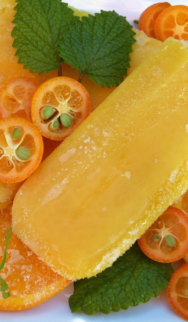 Фруктовое мороженое на палочке с кусочками фруктов