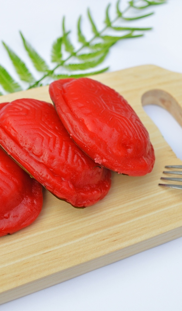 Красное печенье на деревянной доске