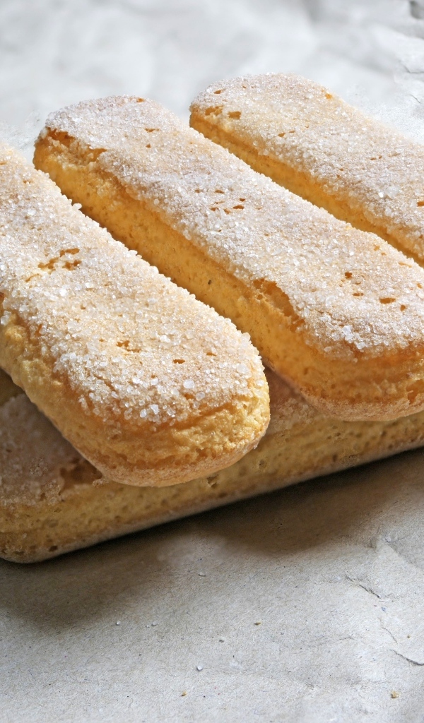 Печенье савоярди с бумагой на столе