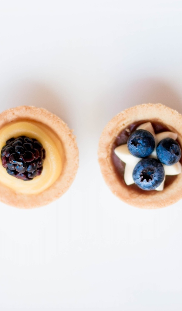 Песочное печенье с кремом на белом фоне