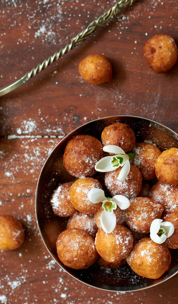 Сладкие сырные шарики с сахарной пудрой