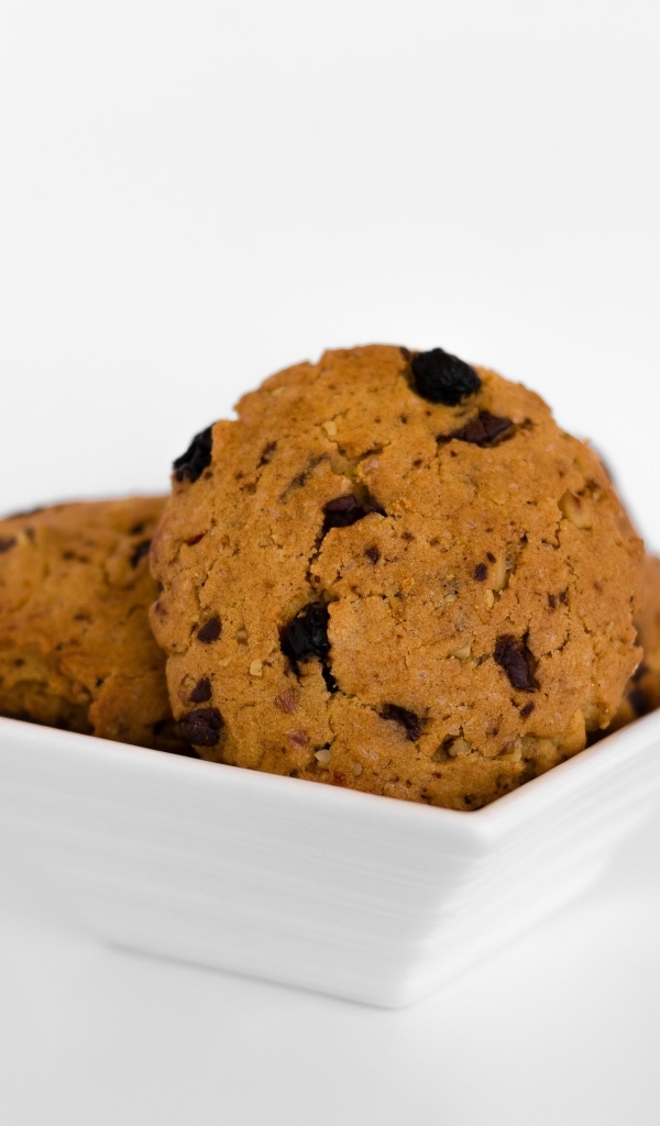 Сладкое печенье в белой тарелке 