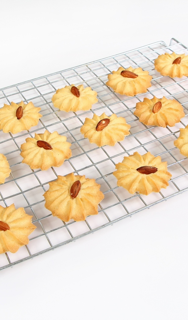 Сладкое печенье с миндальным орехом на белом фоне