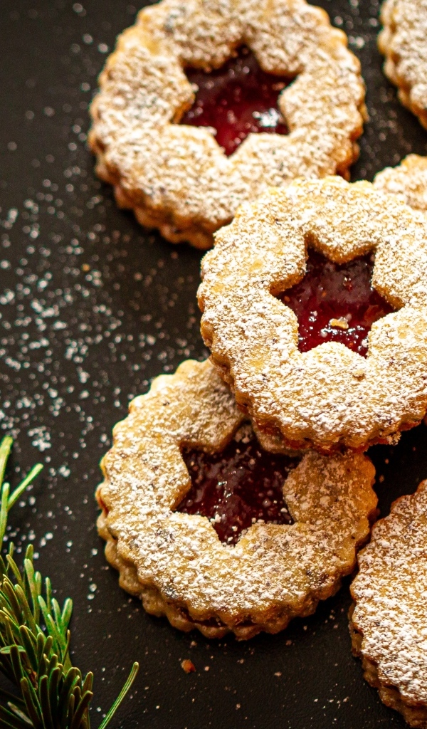 Сладкое печенье с джемом и сахарной пудрой