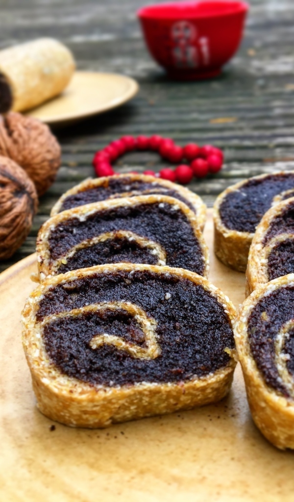 Сладкое печенье с маком и грецкими орехами