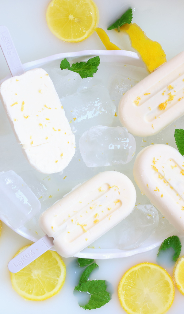 Сладкое сливочное мороженое с лимонами