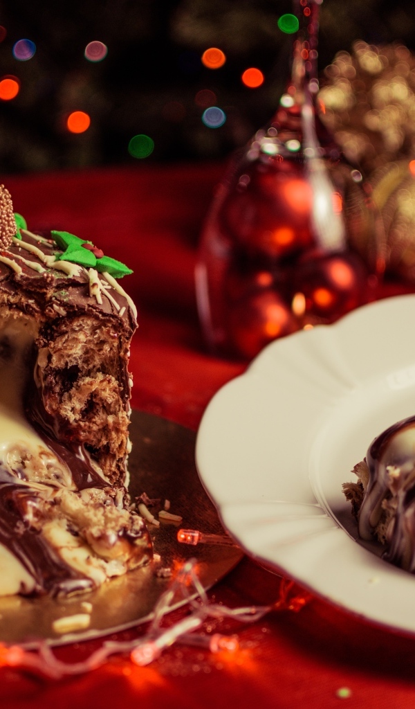 Сладкий десерт с кремом на тарелке