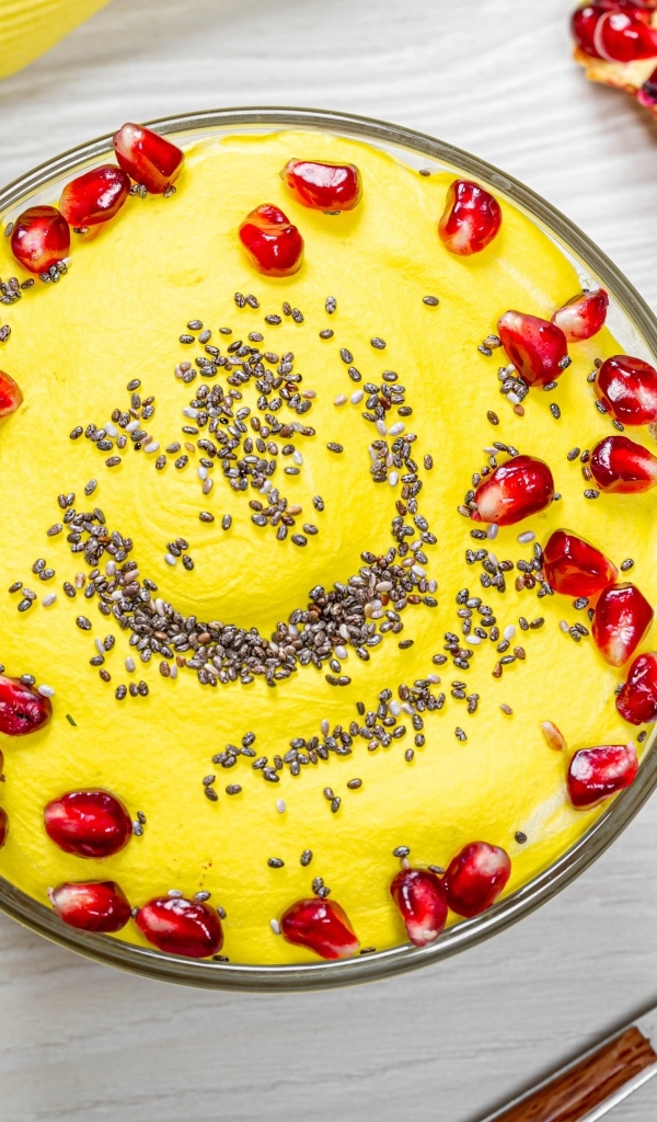 Сладкий десерт с зернами граната