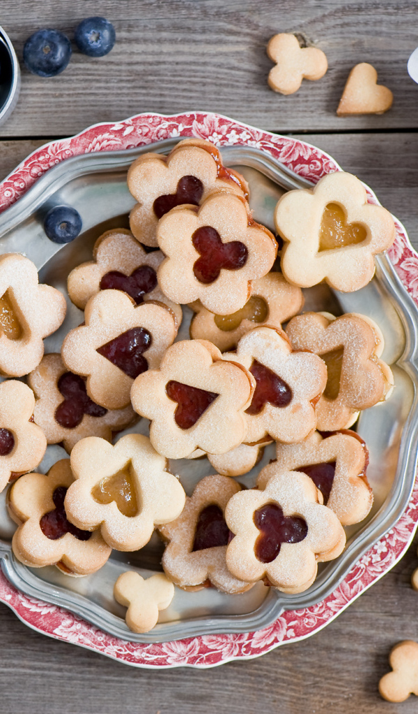 Сладкое фигурное печенье на столе с ягодами