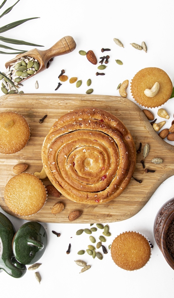 Сладкая выпечка на столе с орехами и специями