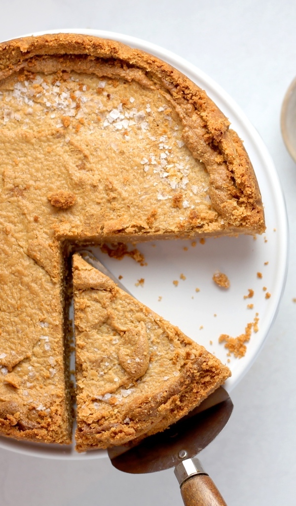 Сладкий пирог на столе