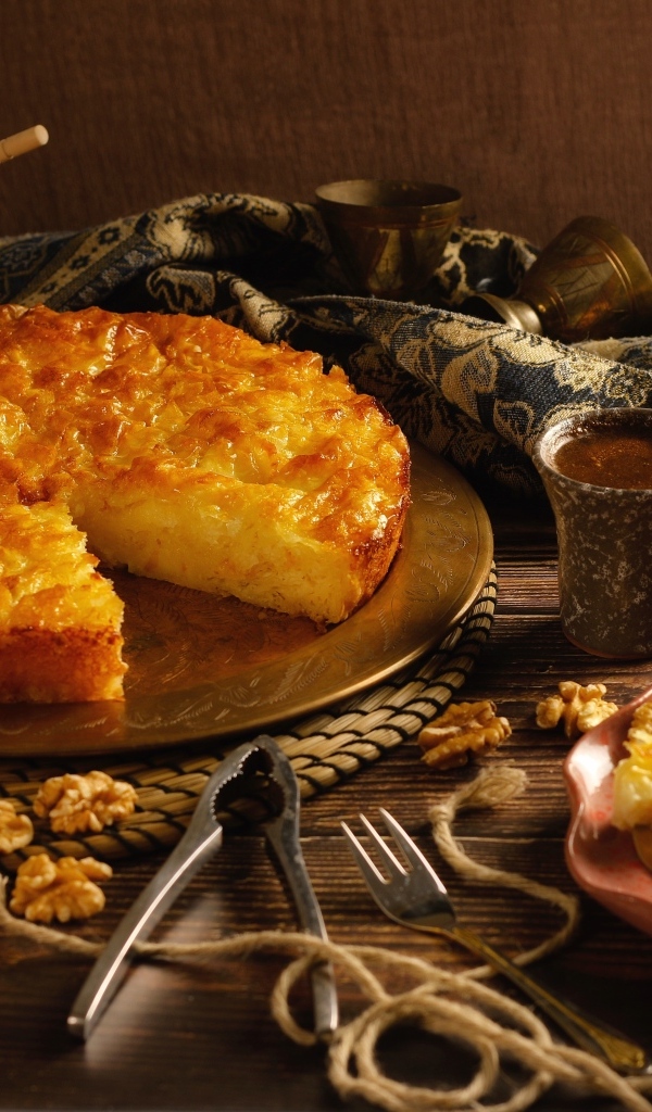 Сладкий пирог на столе с финиками и орехами