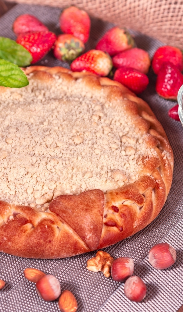 Сладкий пирог с ягодами на столе